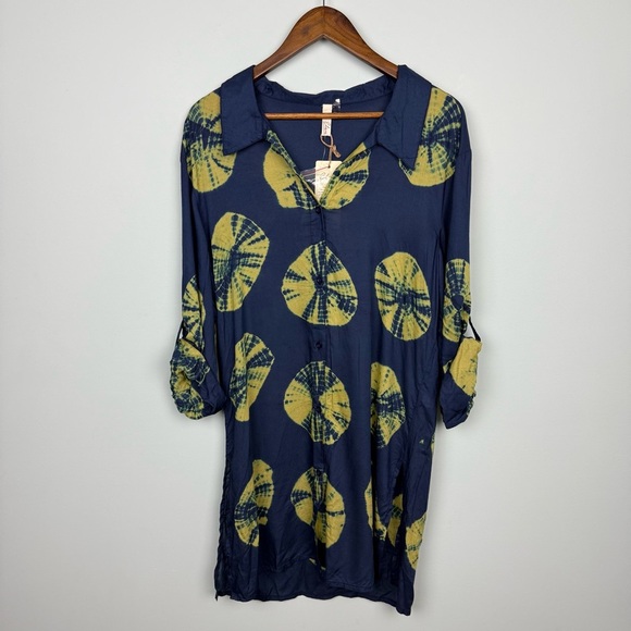 Elan Sand Dollar Button Down in Navy/Yellow - Picture 2 of 8